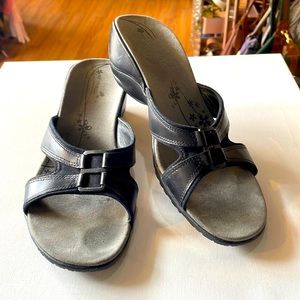 MERRELL comfy sandals